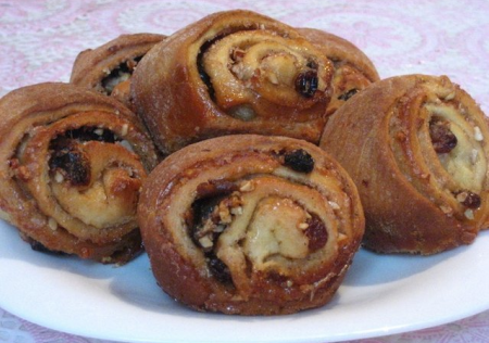 Австрийские булочки с финиками, изюмом и миндалем