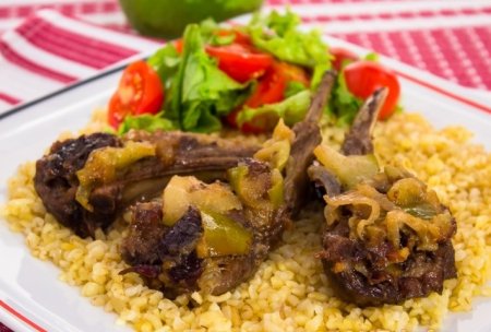 Маринованные бараньи ребрышки, жаренные на гриле