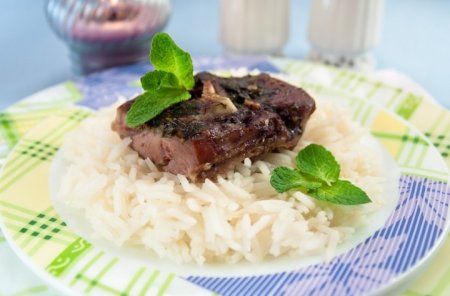 Баранина, запеченная с травами и чесноком