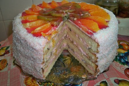 Торт бисквитный с киви, яблоками и клюквой