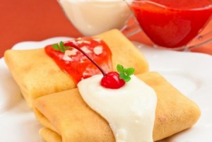 Блины с творогом, вишней, клубничным и ванильным соусом