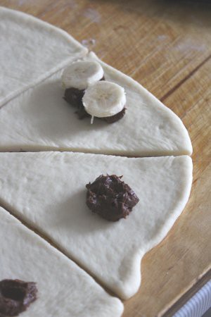 Булочки с бананом и шоколадной пастой