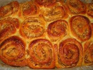 Булочки с яблоком из быстрого теста
