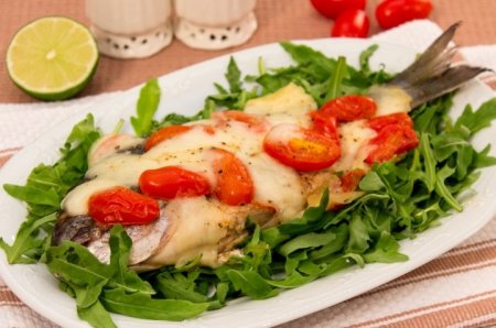 Пирог с окороком, помидорами и сыром