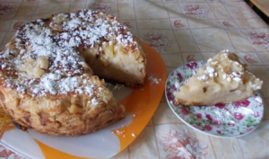 Кофейный пирог с фруктами и ягодами