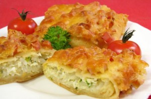 Фаршированные блины, запеченные с ветчиной и сыром