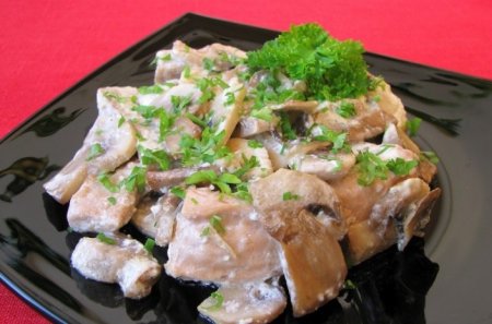 Горбуша, жаренная с грибами
