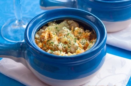Горшочки с рыбой и картофелем