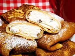 Готовим блины с изюмом и творогом