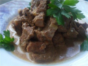 Зеленый салат с яично-сырной заправкой
