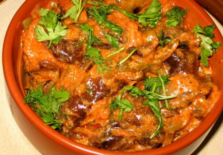 Рагу с бараниной и окорочками утки, с вялеными томатными чипсами