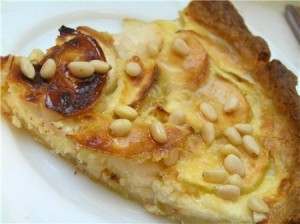 Яблочный пирог с абрикосовым вареньем и кедровыми орешками