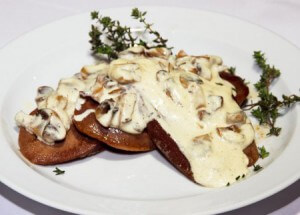 Язык под вкусным грибным соусом.