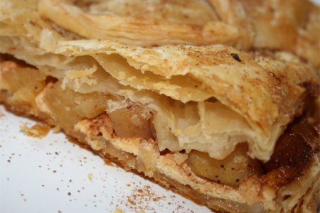 Как приготовить слоеный пирог с яблоками и творогом