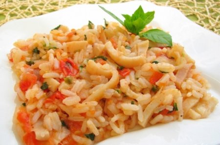 Кальмары с рисом и помидорами