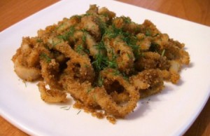 Кальмары, жаренные в панировочных сухарях