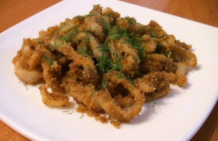 Кальмары, жаренные в панировочных сухарях
