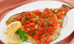Камбала, запеченная с помидорами