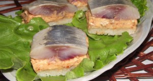 Канапе с селедкой и аджикой