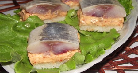 Канапе с селедкой и аджикой