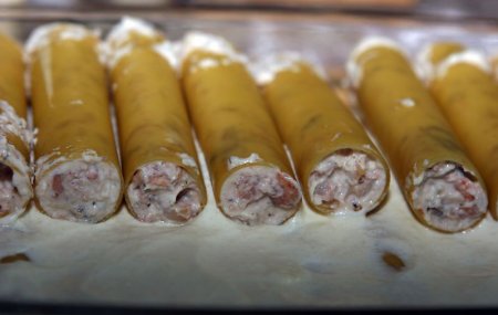 Салат с кус-кусом, морепродуктами, белыми грибами и беконом, заправленный тыквенным маслом