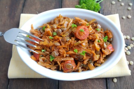 Капуста с чечевицей и колбасками