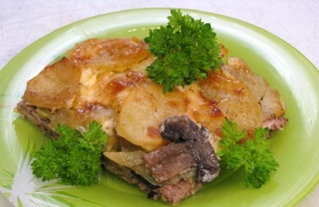 Картофель с грибами и фаршем