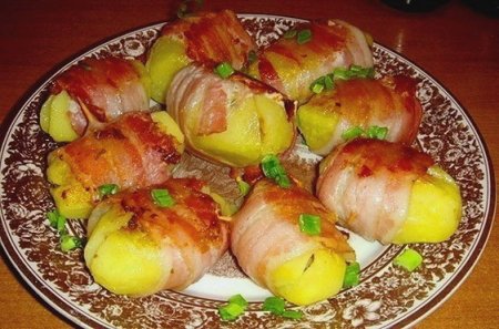 Картофель с мясной начинкой запеченный в беконе