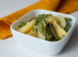 Картофельный салат с зеленой фасолью и песто
