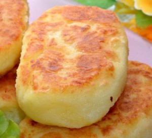 Картофельные котлеты с соусом
