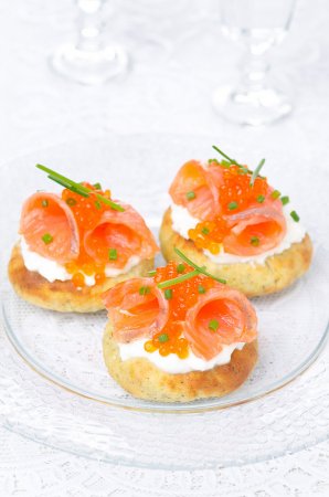 Картофельные лепешки со сливочным сыром, слабосоленым лососем и красной икрой - фото Картофельные лепешки со сливочным сыром, слабосоленым лососем и красной икрой
