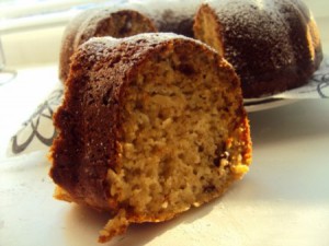 Кекс с яблоками и орехами