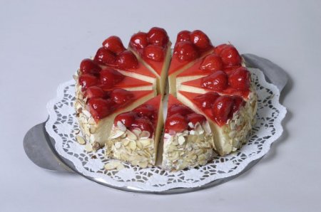 Клубничный торт с сыром
