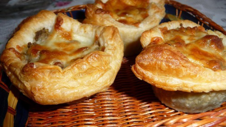 Корзинки из слоеного теста с рисом и куриной печенью