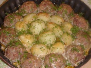 Котлетки с картошкой в сметанно-томатном соусе