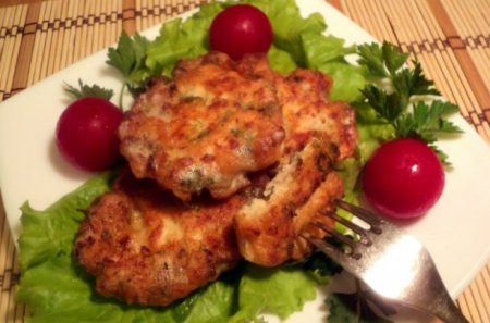 Котлеты рыбные с рисом и пикантным соусом