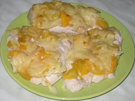 Куриное филе, запеченное с персиками и сыром