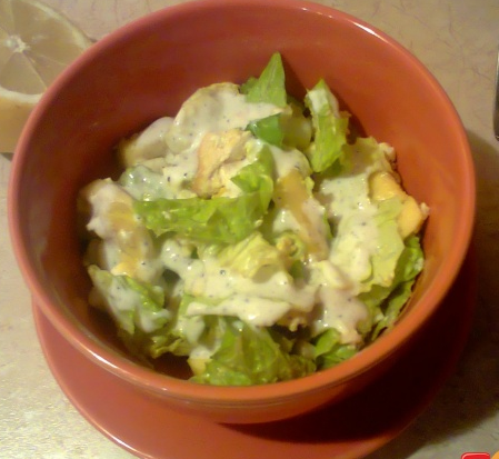 Куриный салат с авокадо с йогуртовой заправкой