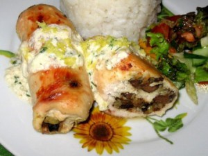 Куриные рулеты с черносливом и печенью