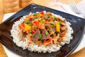 Куриные желудки, жаренные с беконом и овощами