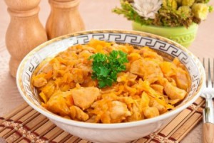 Квашеная капуста, тушенная с куриным филе