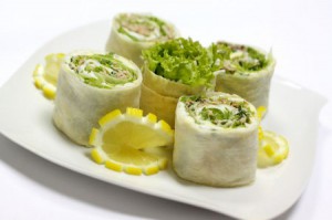 Лаваш с тунцом и листьями салата
