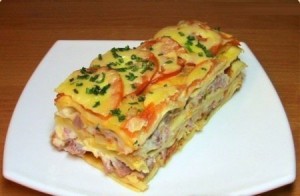 Лазанья с помидорами, сыром и ветчиной