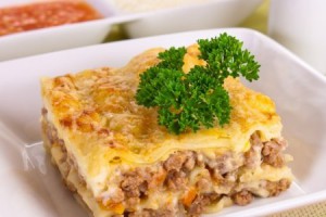 Салат из сыра с анансами и сельдереем