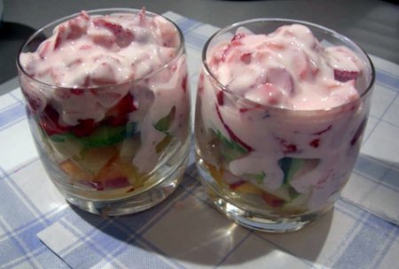 Легкий салат с клубникой