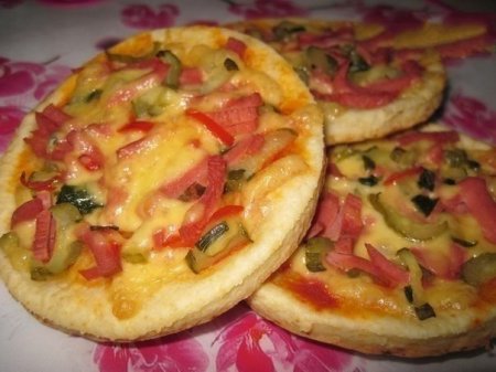 Лепешки творожные с сыром, колбасой и маринованным огурцом