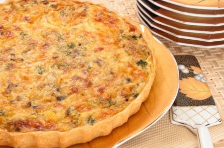 Плетеный пирог с ветчиной, индейкой и брокколи