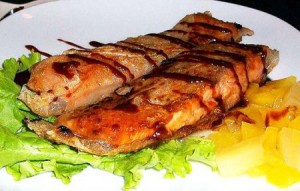 Лосось с гарниром из ананаса