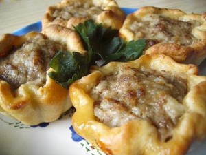 Киш лорен (лоранский пирог) с томатами, базиликом и сыром