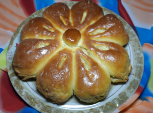 Пирог из слоеного теста с мясом и сыром